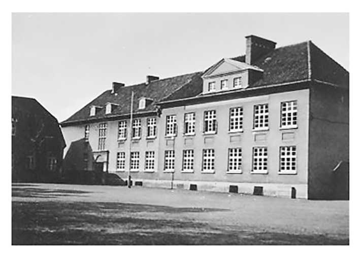 Die alte Alexanderschule (katholische Volksschule), die Brinkmann besucht hat. Das Gebäude wurde 1994 abgerissen. Quelle: Heimatbibliothek Vechta