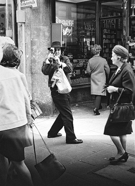 Rolf Dieter Brinkmann mit Super 8-Kamera, Juli 1968, Köln, Hohe Straße