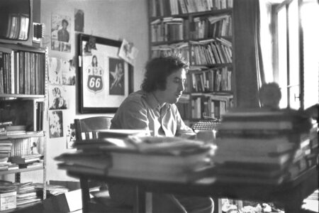 Rolf Dieter Brinkmann an seinem Schreibtisch in der Engelbertstraße 65. Foto: Ulrike Pfeiffer (1969)