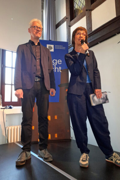 Hans Dieter Heimendahl (Deutschlandfunk) und Bettina Fischer (Literaturhaus Köln) begrüßen das Publikum.