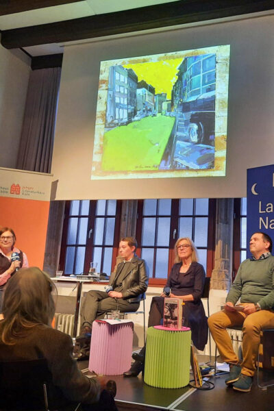 Die Runde wird erweitert: Gisa Funck, Alexandra Vasa, Linda Pfeiffer, Roberto Di Bella (von links nach rechts). Darüber sieht man ein Ölgemälde aus dem Jahr 1972 von Henning John von Freyend, einem engen Freund Brinkmanns.